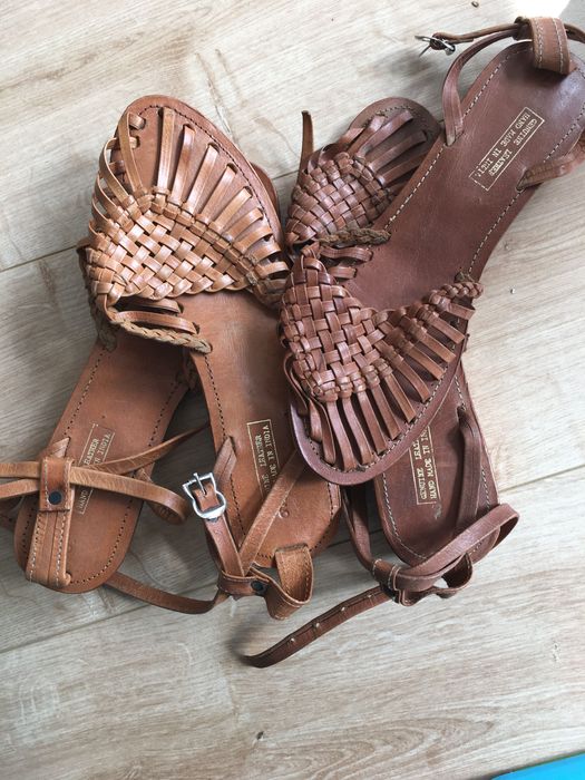 Sandálias e botas para homem e mulher