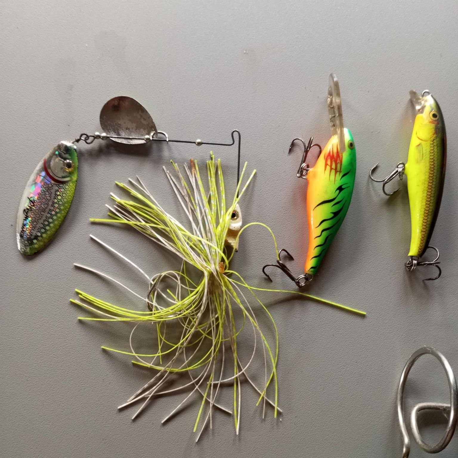 Vendo amostras e desencravador de amostras para a pesca do achigã .