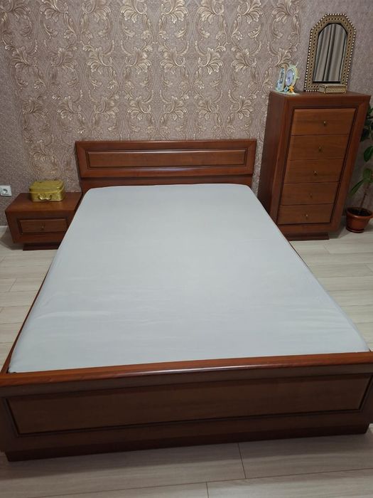 Продається спальний гарнітур