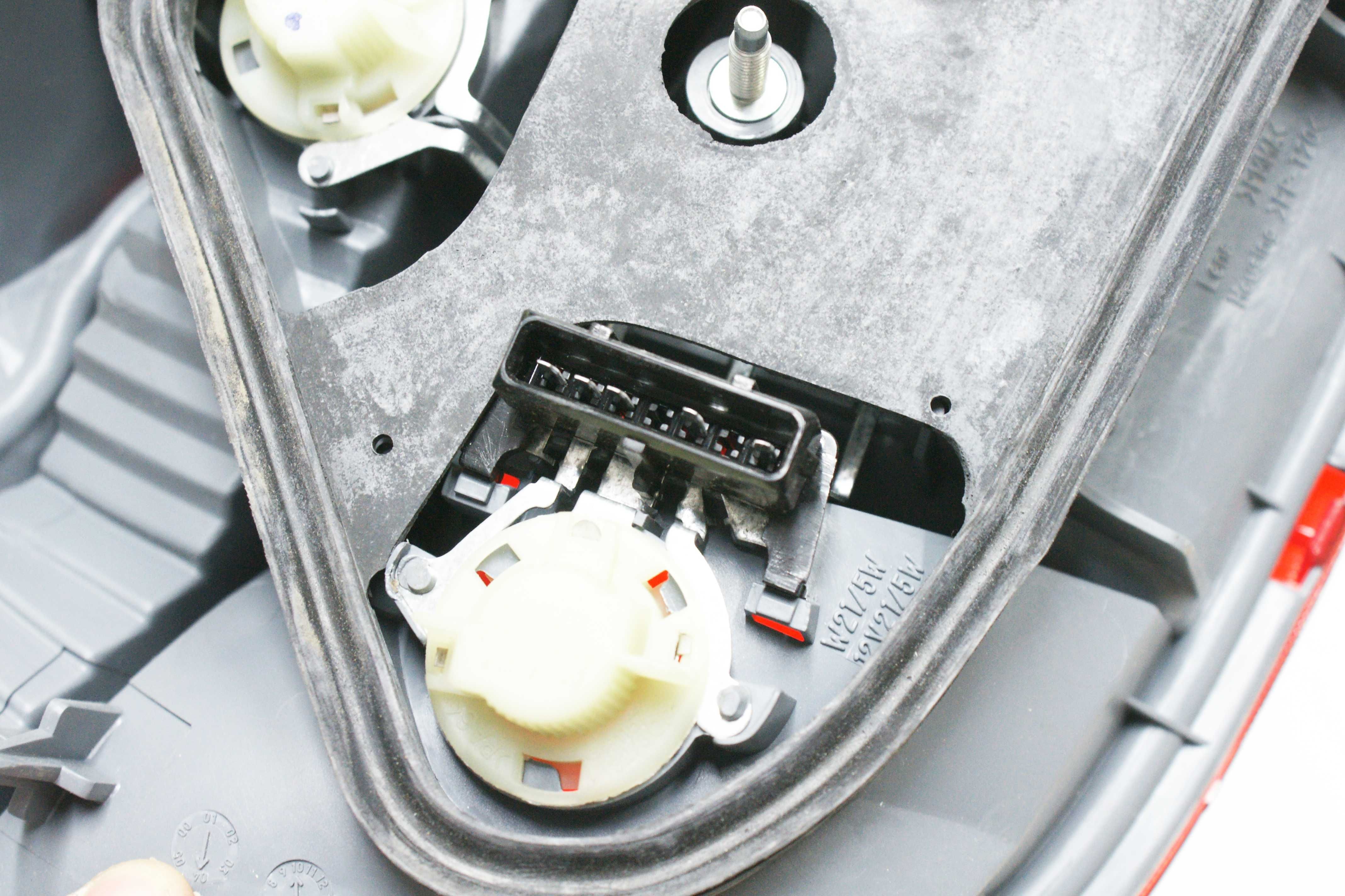 Lampa tył tylna prawa OE Toyota YARIS I P1 01/2001-10/2005 SCP1 NLP10