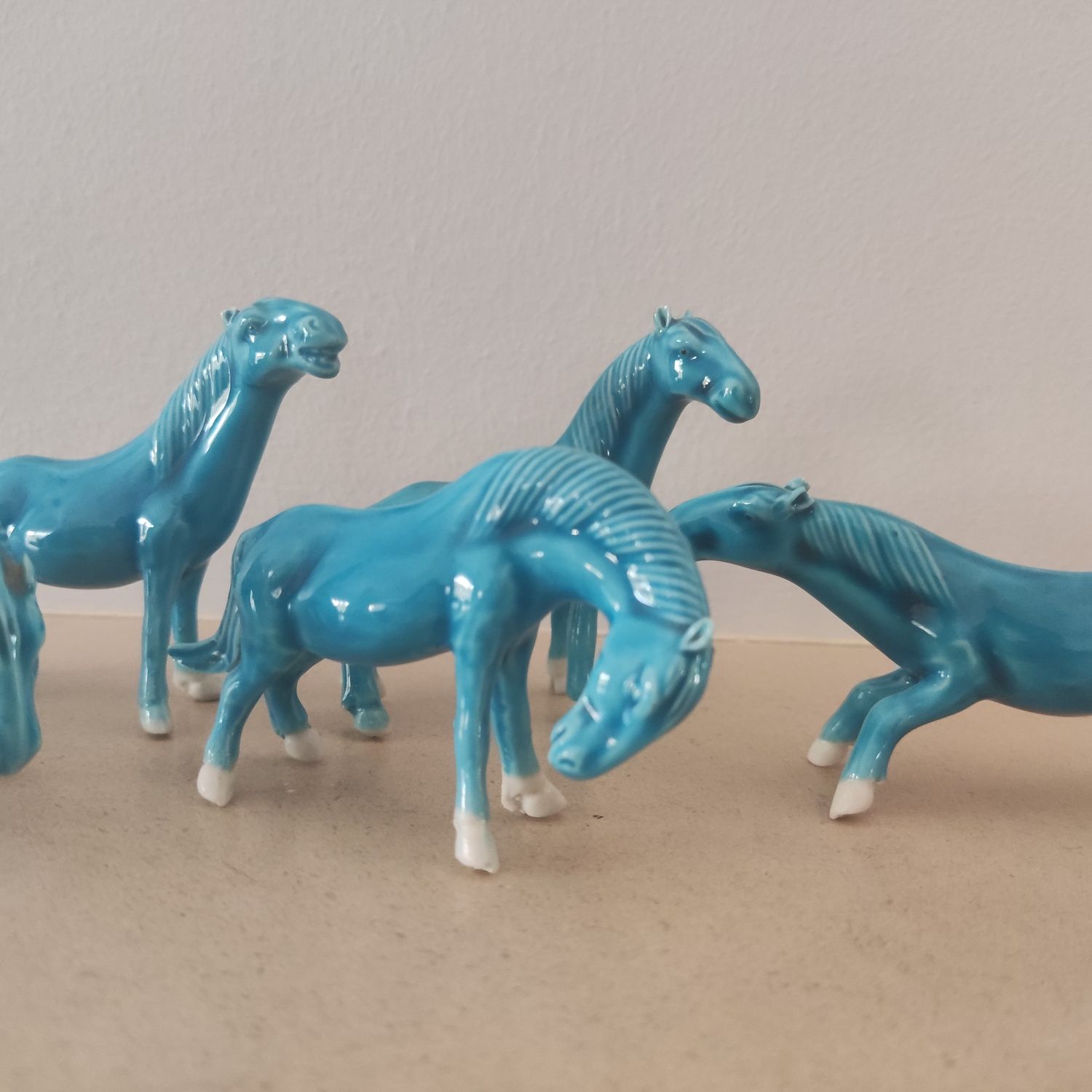 Conjunto de 5 figuras de cavalo - porcelana Jingdezhen, China