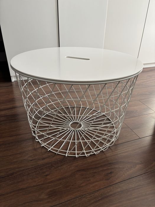 Stolik okrągły ażurowy gazetownik