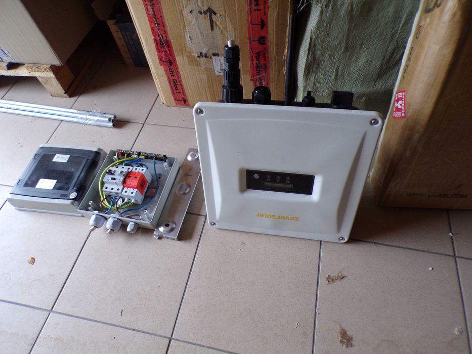 Falownik do fotowoltaiki, używany, sprawny, kompletny.