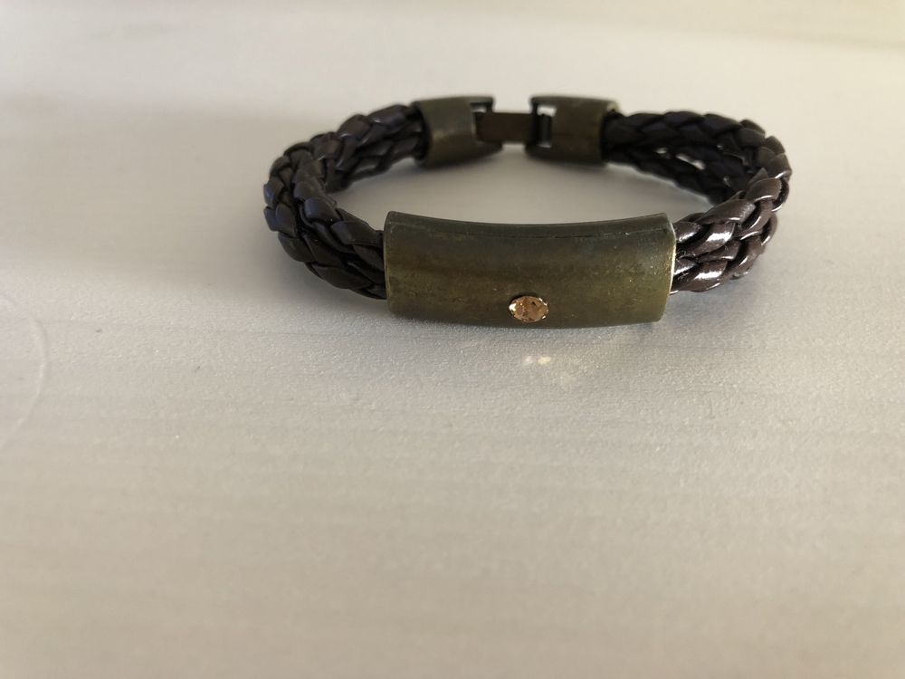 Pulseira em cabedal de cor castanho