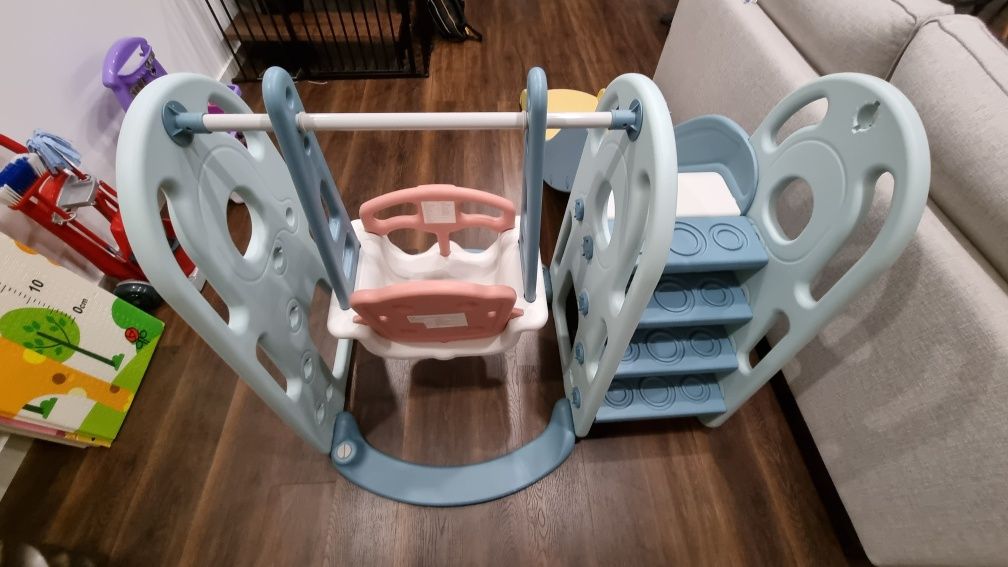 Escorrega infantil com baloiço