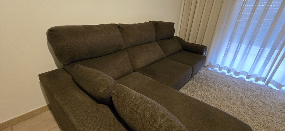 Sofá chaise longue castanho