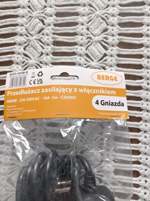 Przedłużacz zasilający z włącznikiem 4 gniazda czarny. 3000W-230-250V