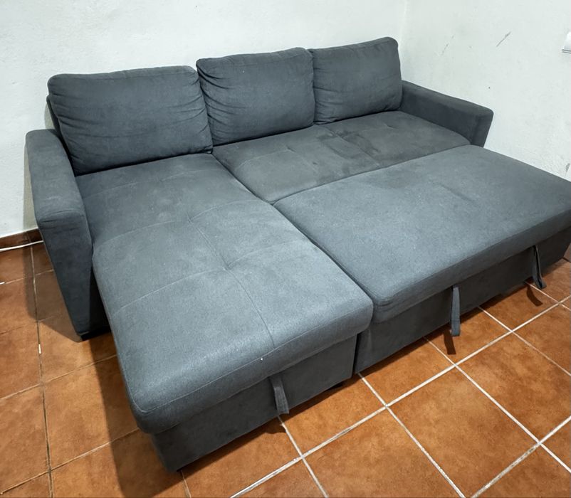 Sofá chaise longue reversível com cama e baú