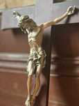 Imagens de cristo, uma em cerâmica e madeira, outra em metal e madeira
