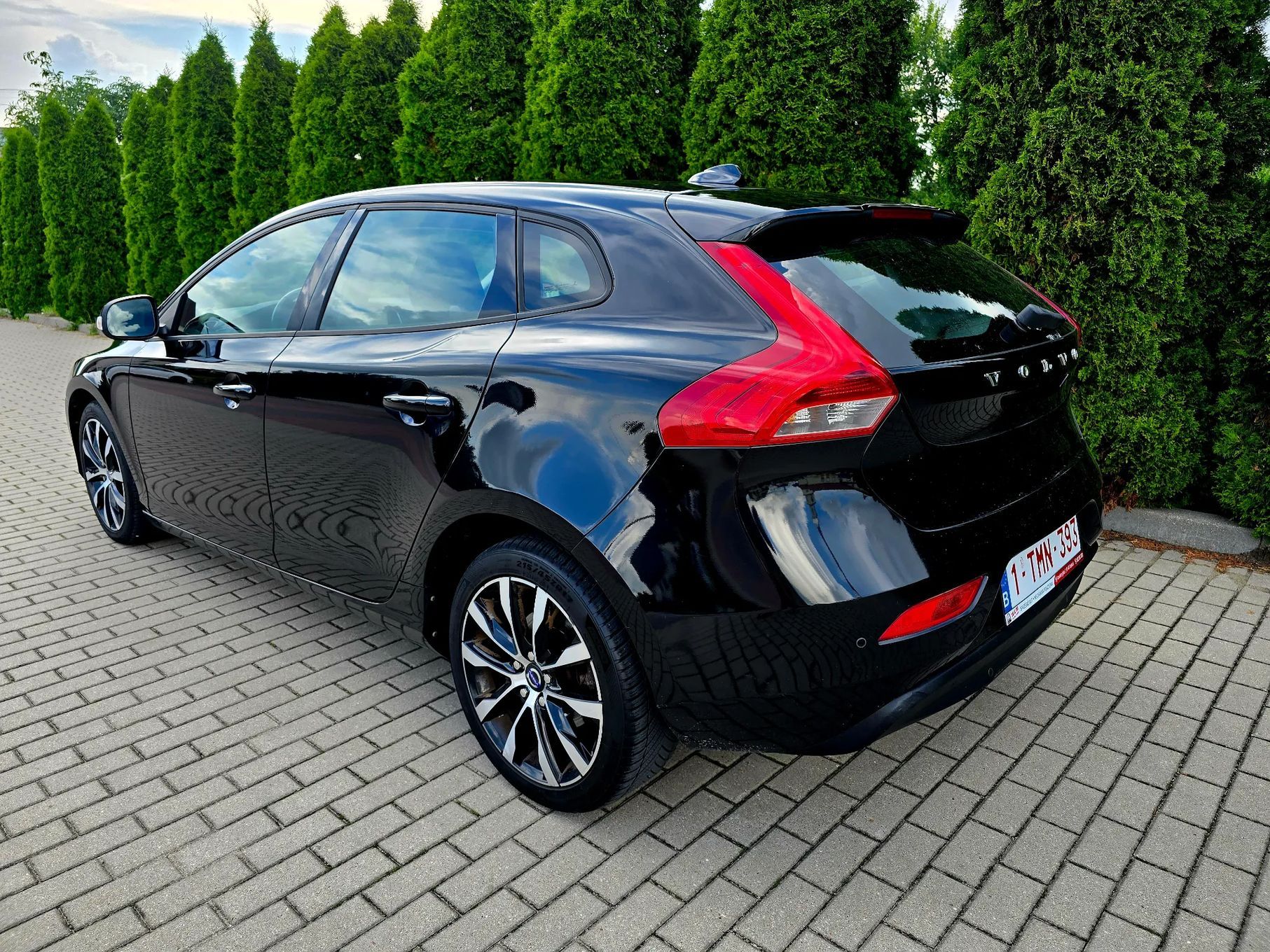 Volvo V40 1.6_D2_Kinetic_Led_Navi_Bluetooth_z Belgii