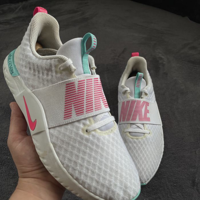 Жіночі кросівки Nike in season TR 9. P. 40.