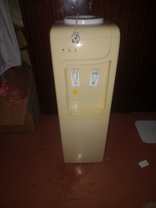 Куллер для воды диспенсер