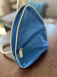 Niebieski plecak z białymi akcentami