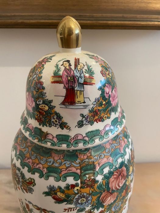 Pote Oriental com figuras