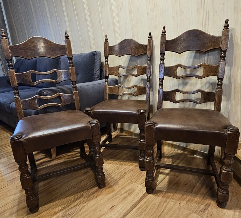 3 solidne drewniane krzesła, skórzane obicie