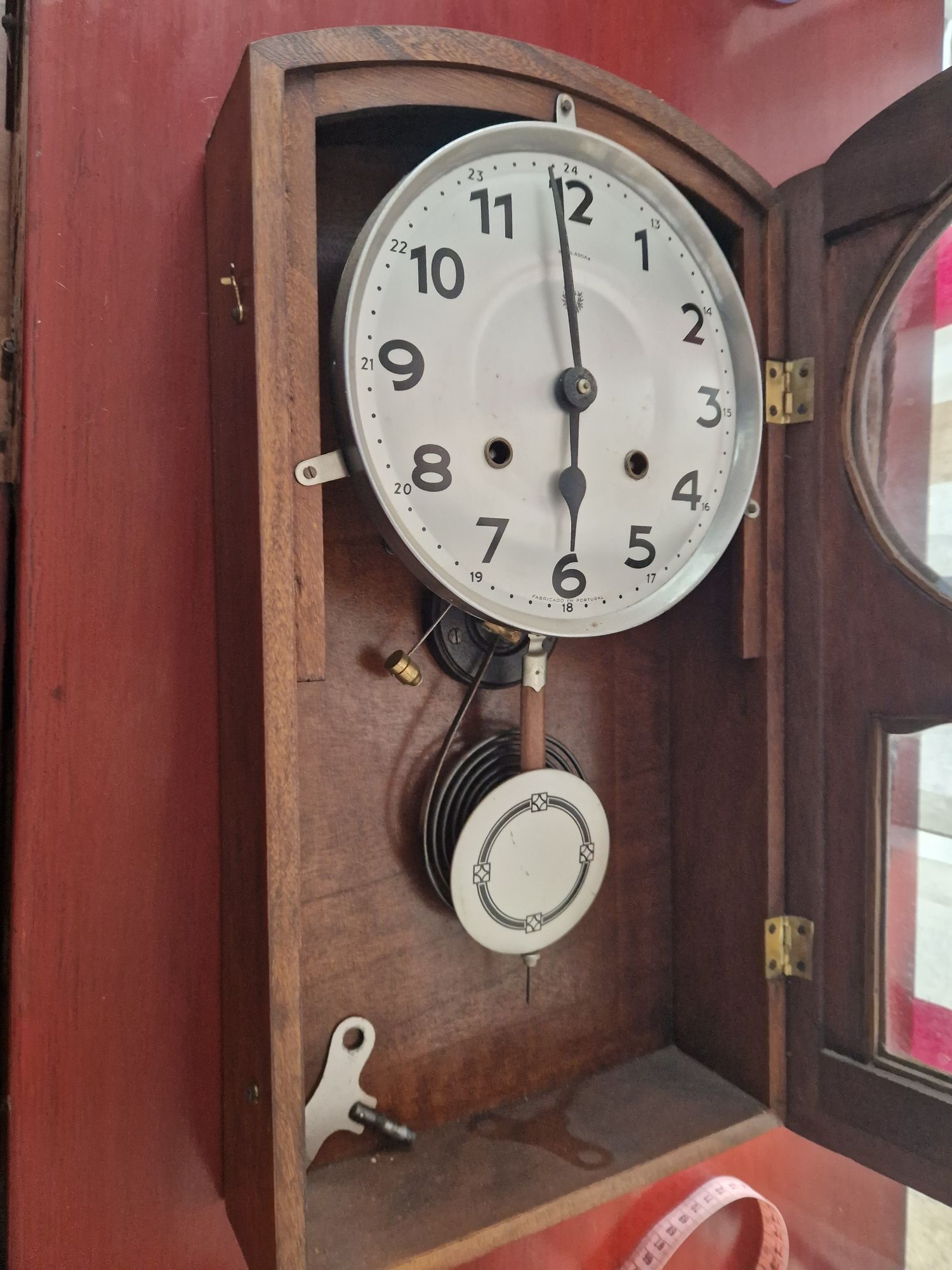 Relógio reguladora antigo vintage a funcionar com chave

Altura:
48cm