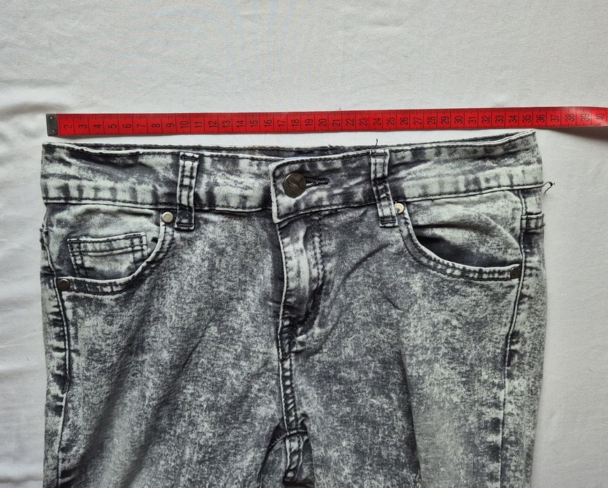 Spodnie rurki przecierane w kolorze szarym