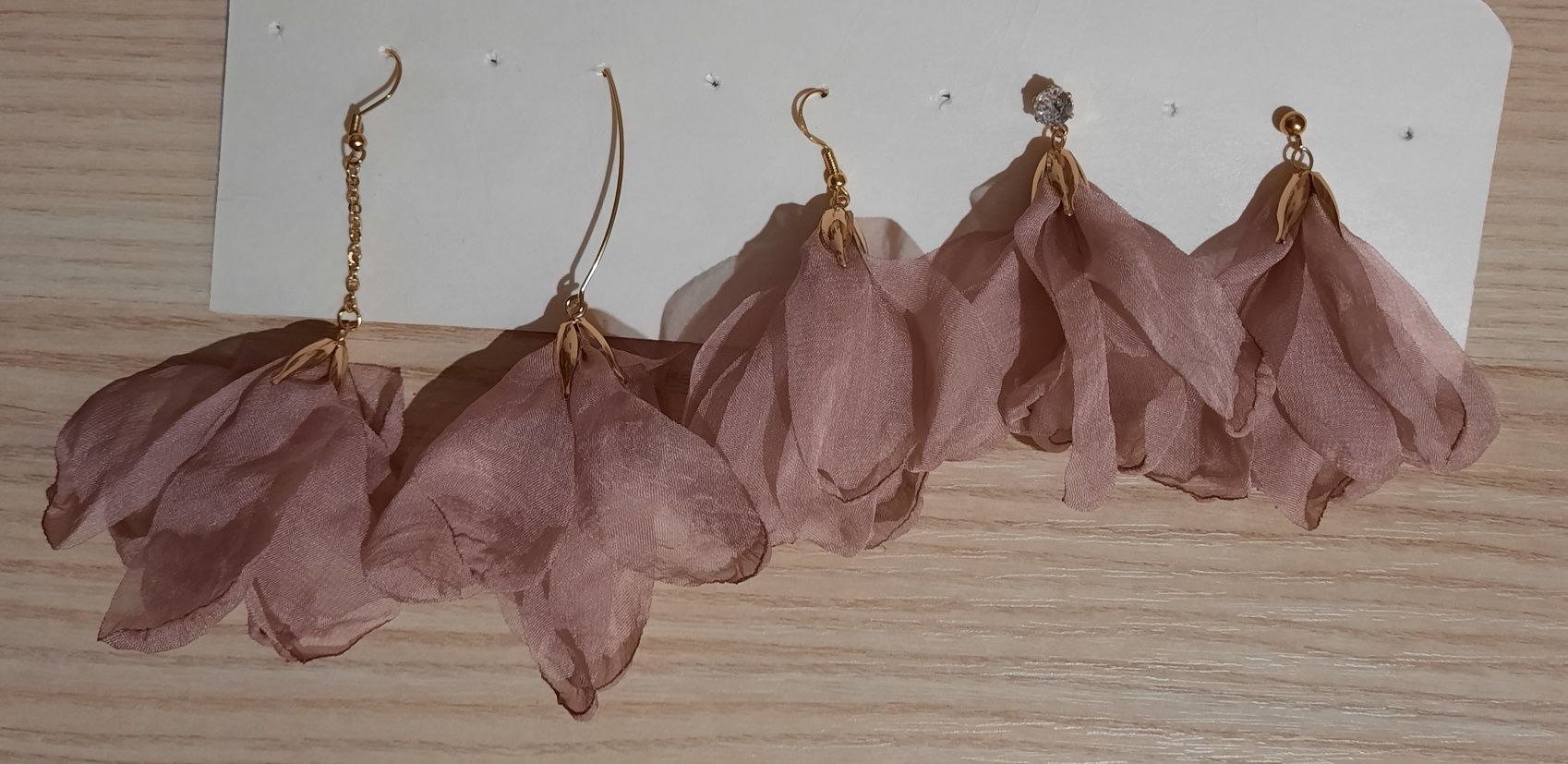 Kolczyki wiszące płatki jedwabne pudrowy róż z kryształkiem