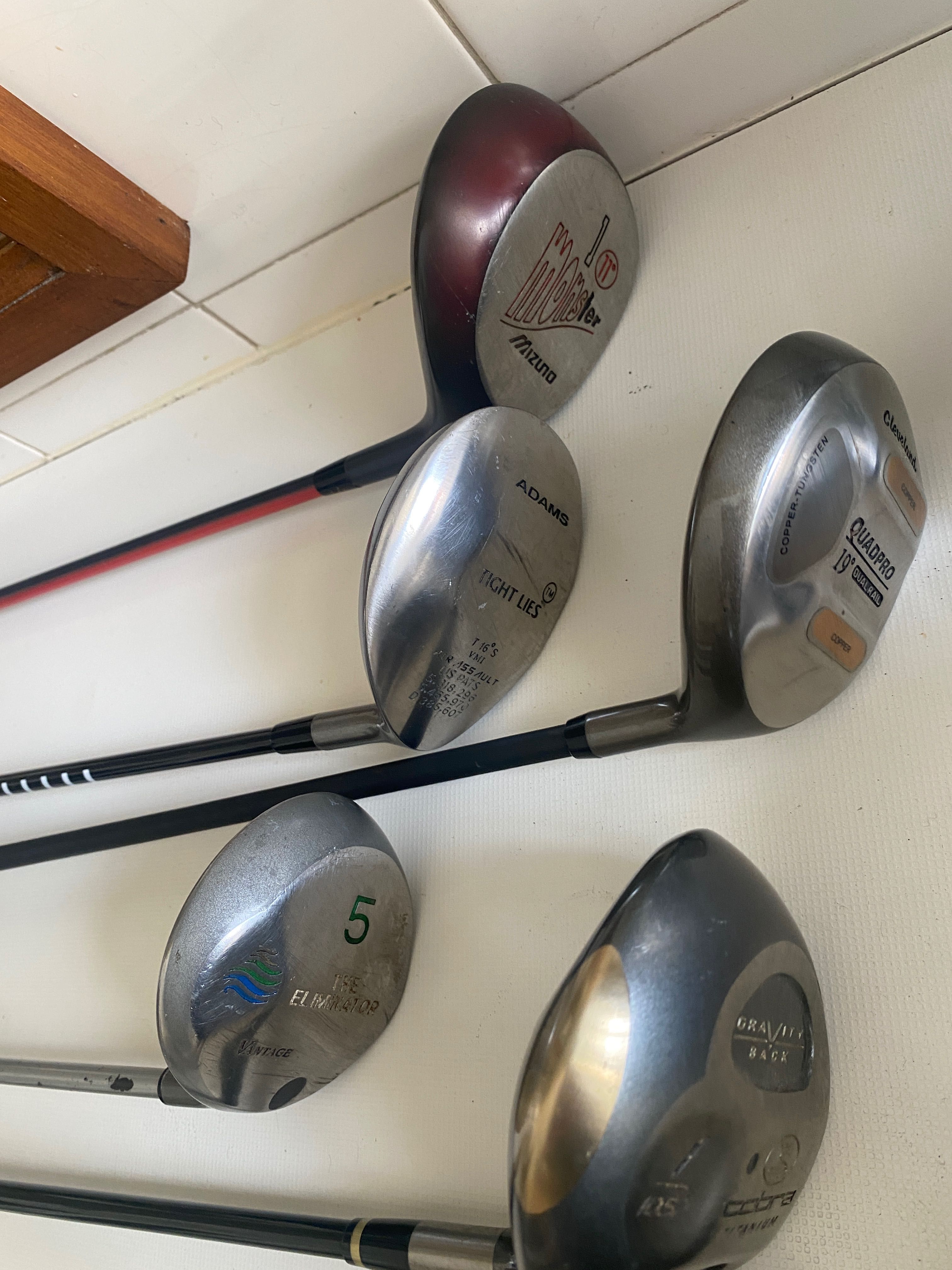 Tacos de golf - ferros e madeiras disponíveis para venda
