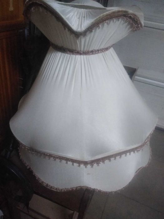 Piękny ogromny stary abażur do lampy stojącej