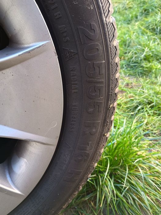 Opony zimowe 205/55/16 na stalowych felgach