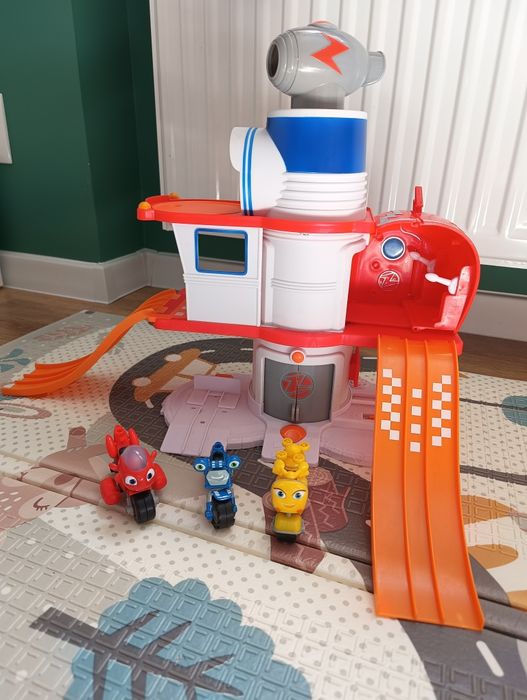 Ricky Zoom baza, trzy motory i opona wyrzutnia