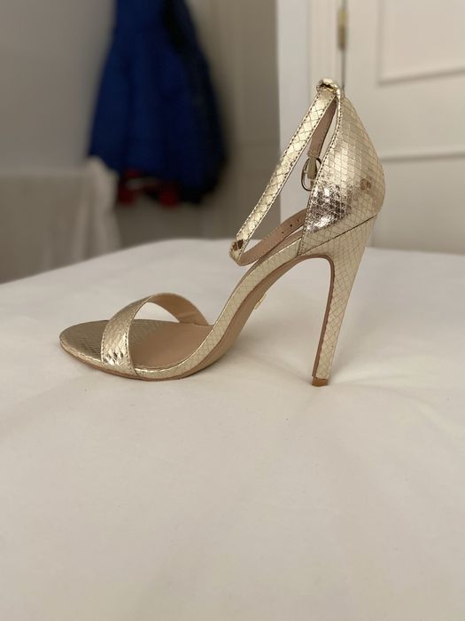 Sapatos dourados com salto tam 37