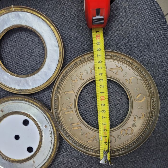 Stare tarcze do zegarów wiszących