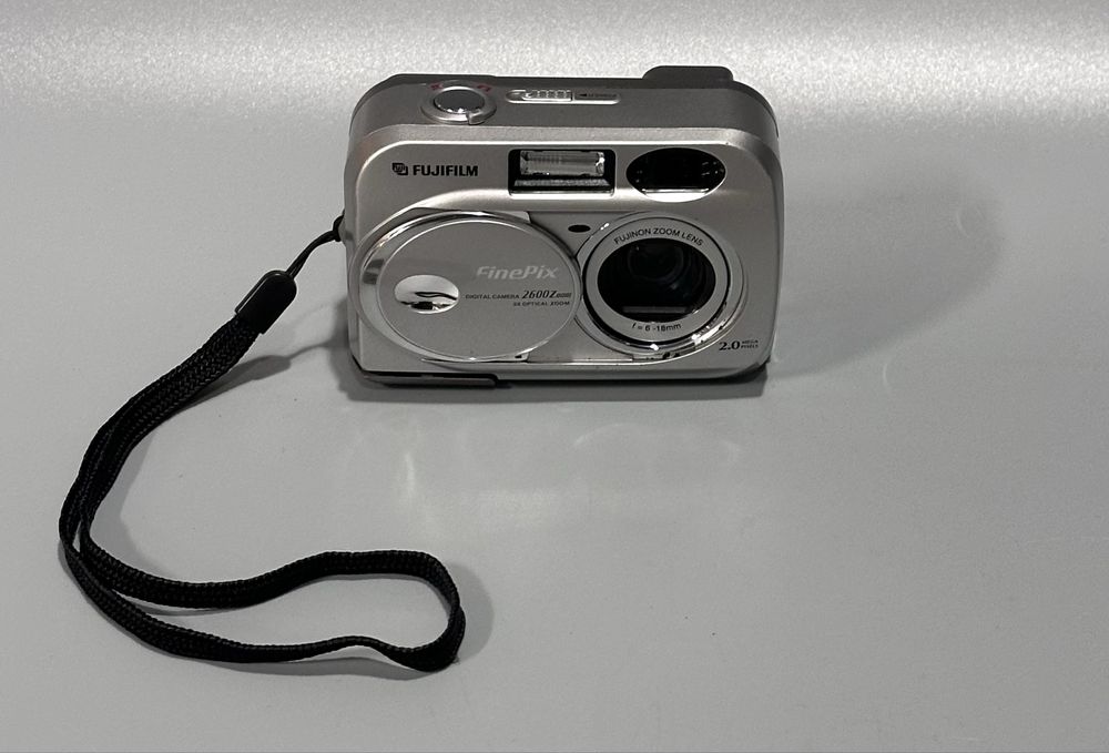 Aparat Cyfrowy Fujifilm Finepix 2600 2 MP 3X Zoom idealny stan Japan