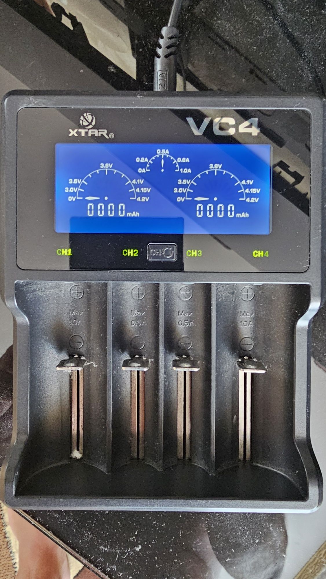 Зарядний пристрій Xtar VC4