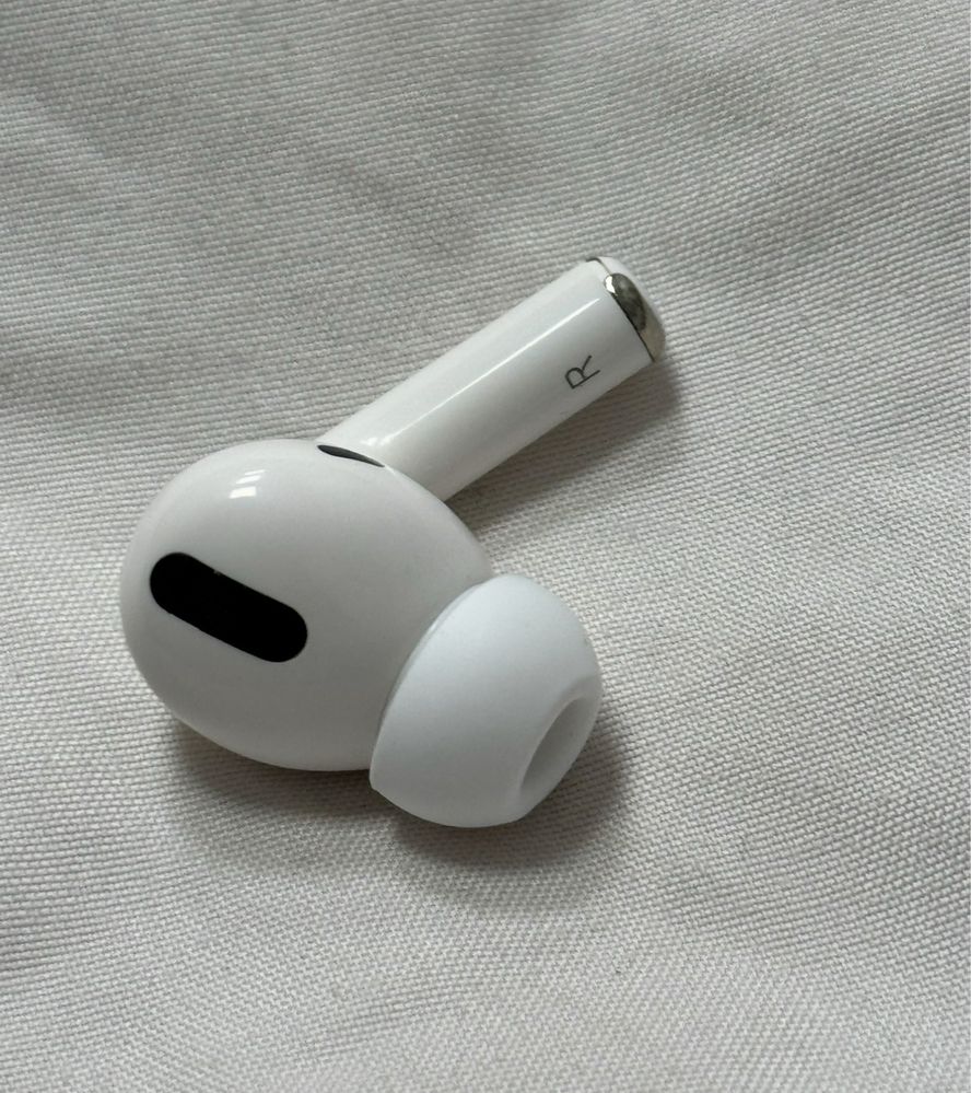 Продам правий Airpods pro 1 a2084 навушник все працює добре