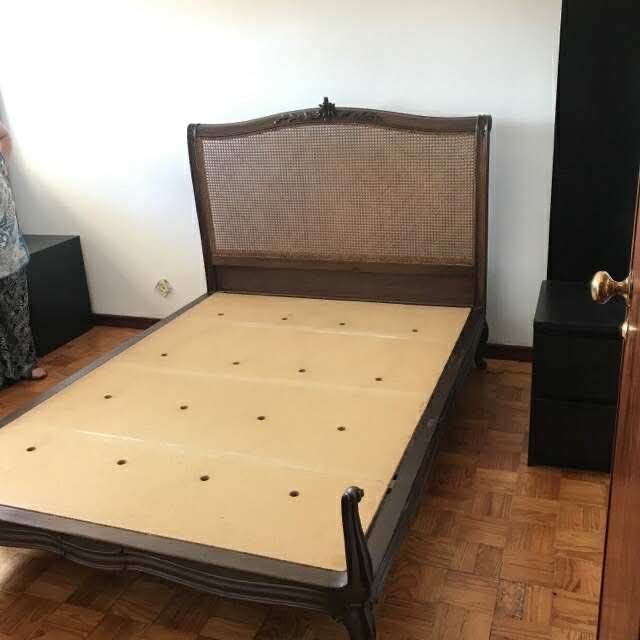 Cama casal em madeira e palhinha