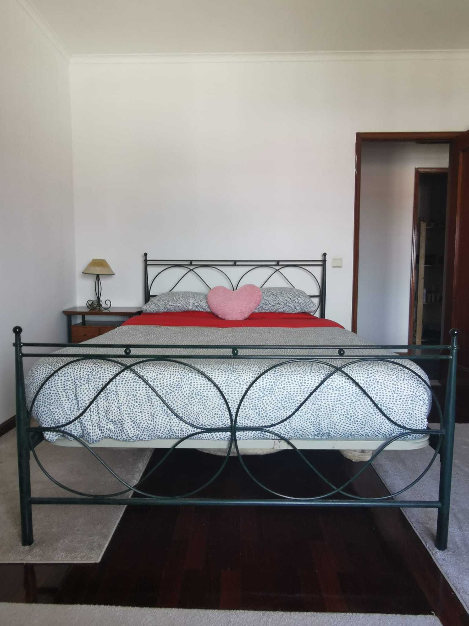 Cama e Móveis de Quarto