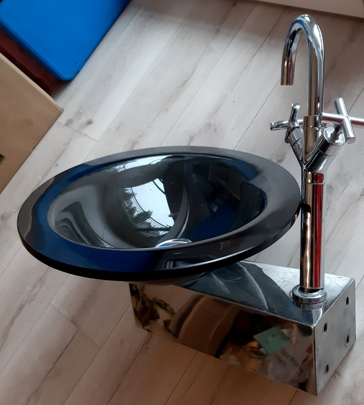 Umywalka Szklana Kompletna Z Baterią 66cm×44cm Zadbana