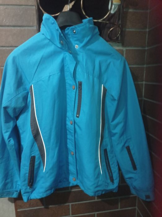 Курточка яскраво- блакитна