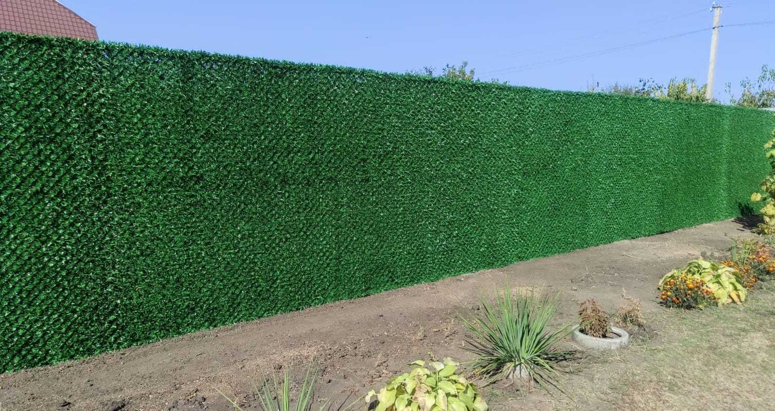 Зелений декоративний забор, огорожа із штучної трави