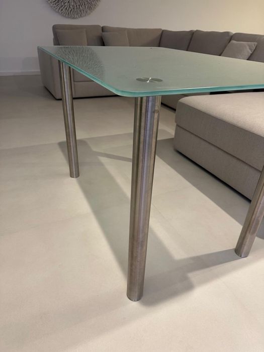 mesa de vidro com pernas em inox