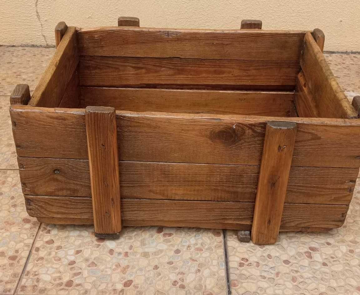 Antiga caixa em madeira de indústria - anos 60/70