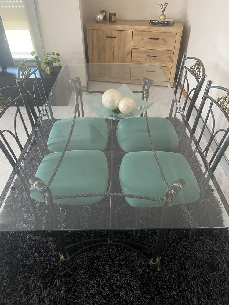 Conjunto de mesa e 4 cadeiras
