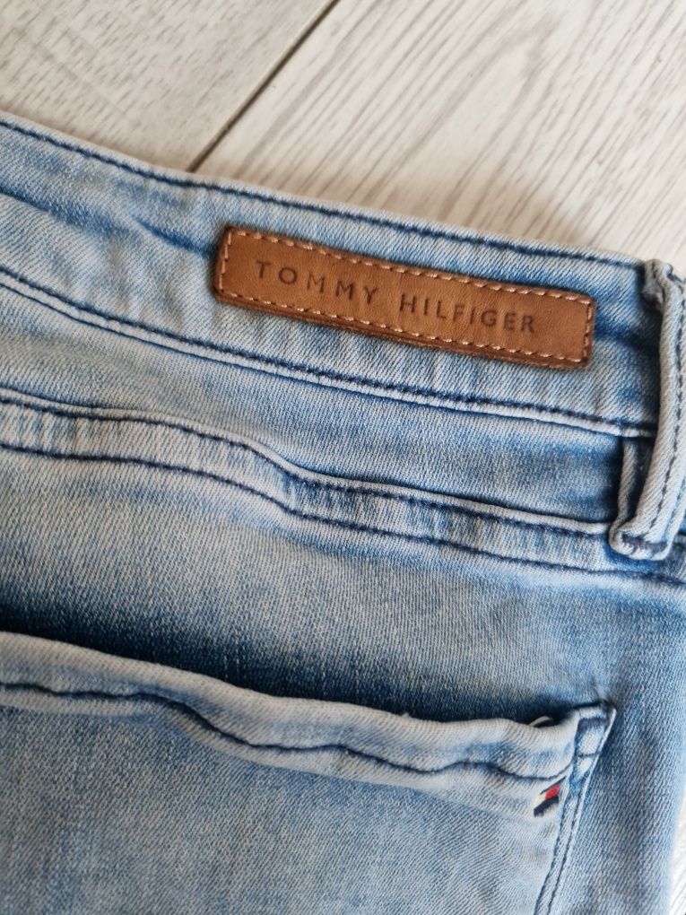 Damskie jeansy rurki tommy hilfiger elastyczne w32 L30 M/L z dziurami