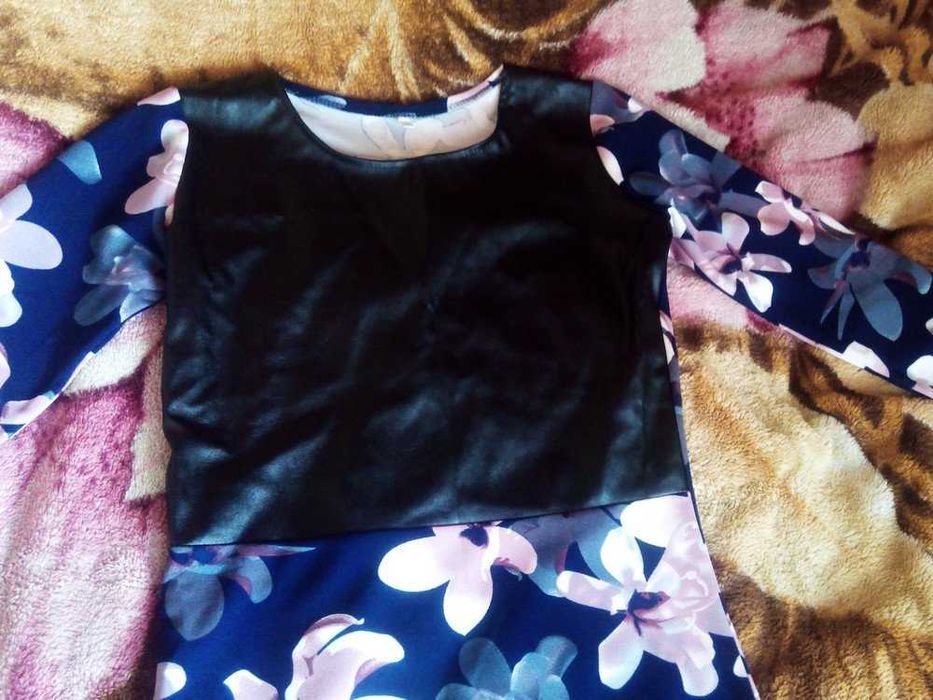 Сукня в квітковий принт, зі шкіряною вставкою