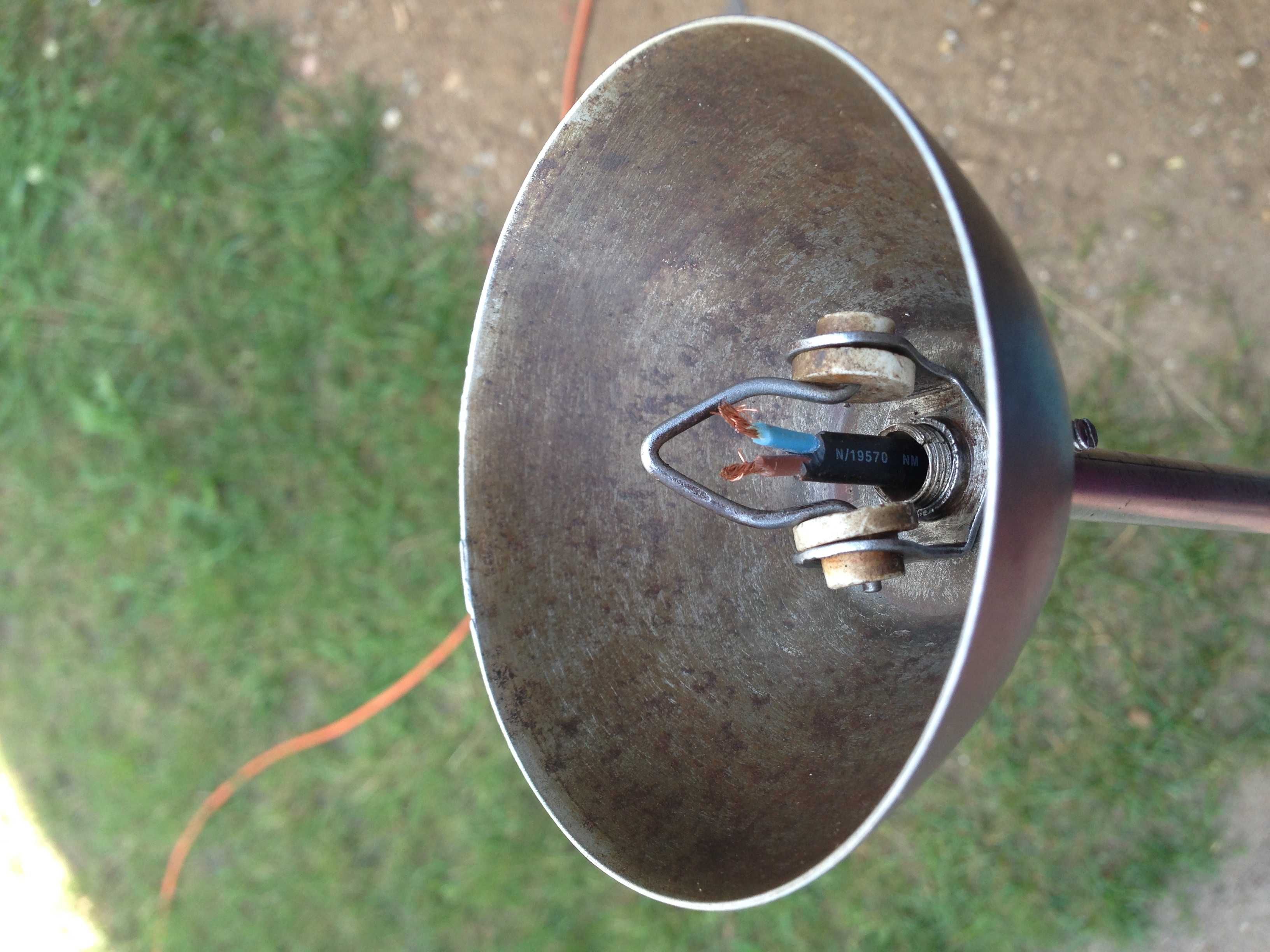 Stara lampa sufitowa z blaszanym emaliowanym kloszem.