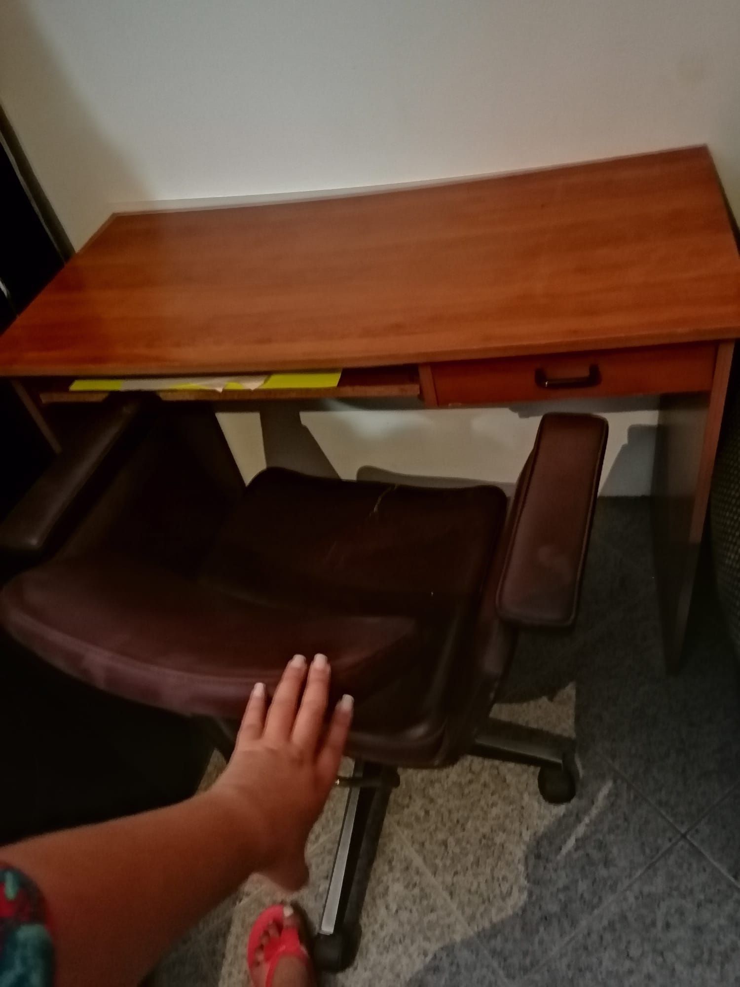 Secretária apenas