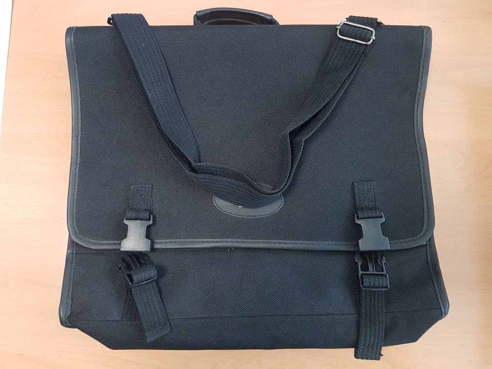 Torba na laptopa 17 solidna trwała praktyczna