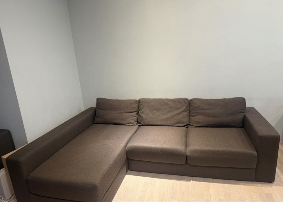 Кутовий диван у вітальню