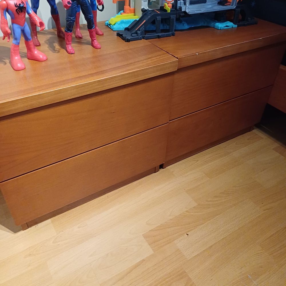 Cama com mesa de cabeceiras