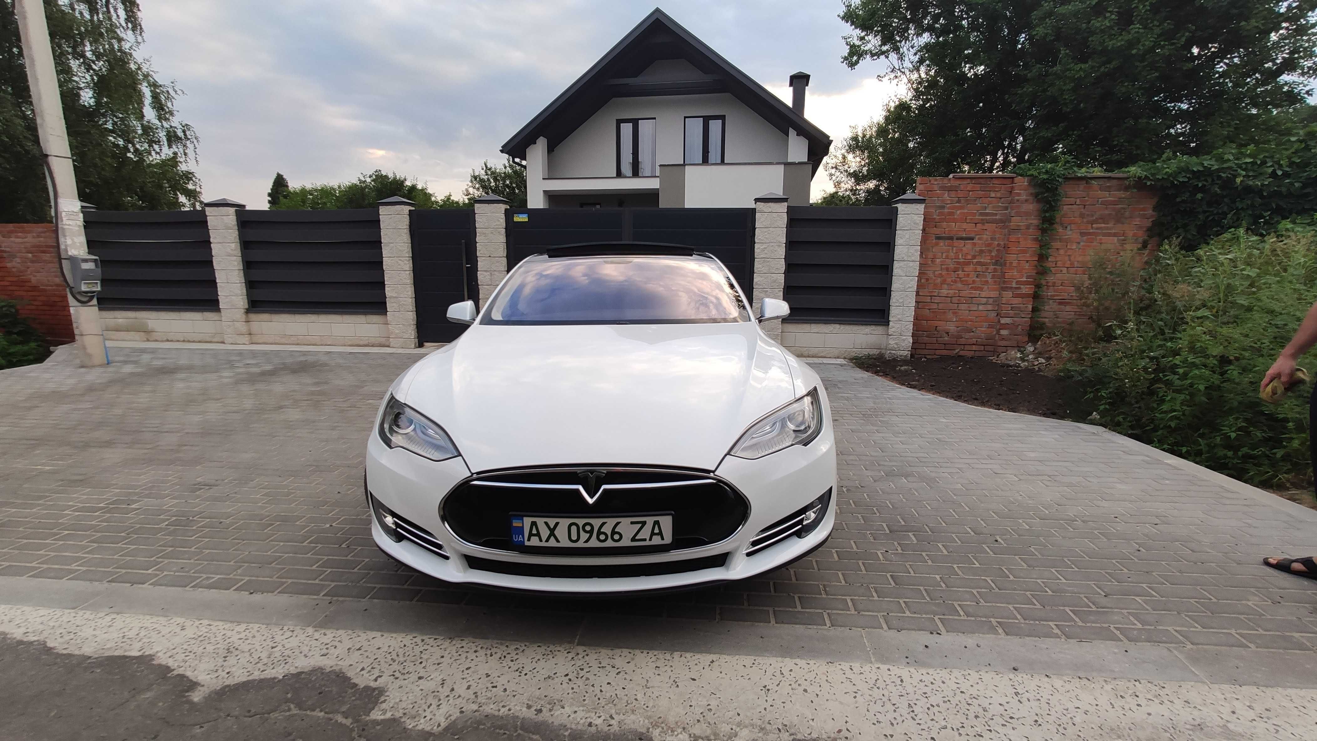 Tesla Model S 2014