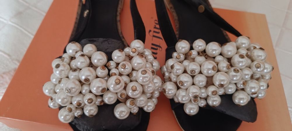 Sandálias com pérolas d marca Friendly Fire