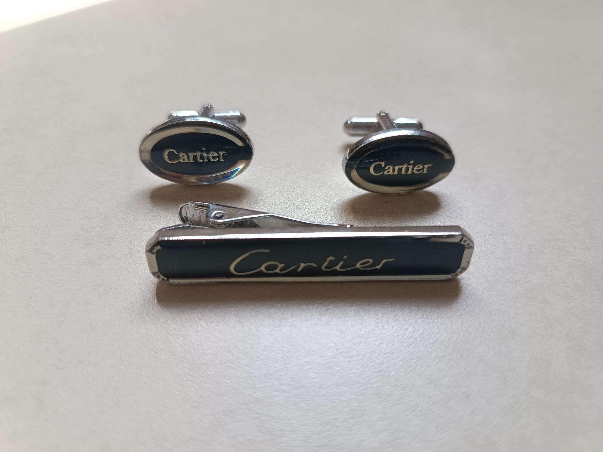 продам набор запонки и зажим для галстука Cartier