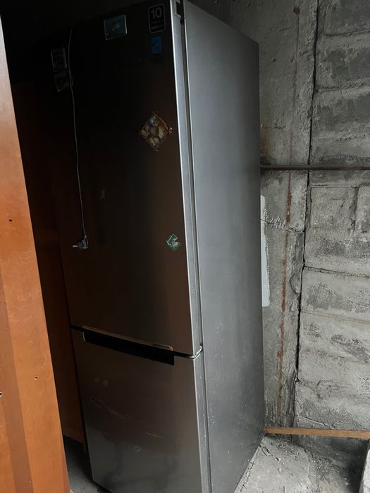 Продам 
Морозильну камеру Snaige, холодильник Samsung у робочому стані